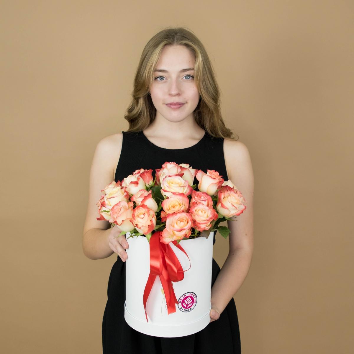 Розы красно-белые в шляпной коробке №: 572t